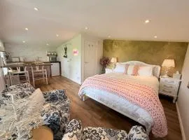Wild Meadow Cottage - Countryside Views and King Bed