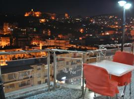 Hotel The First，位于吉诺卡斯特的酒店