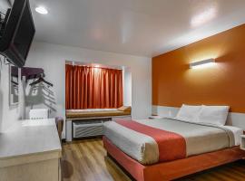 麦卡里斯特6号汽车旅馆，位于麦卡莱斯特的酒店