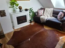 Golden Leaf Apartment with Parking