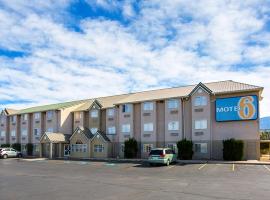 Motel 6-Bernalillo, NM，位于伯纳利欧的酒店