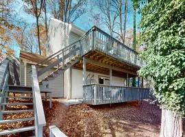 Lakeside Park - Spacious pet friendly house w/hot tub, kayaks, air hockey, deck & patio