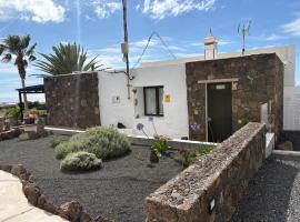 Apartamento con terraza y jardín，位于Las Breñas的酒店