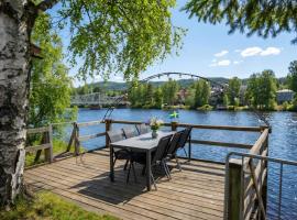 Riverside Villa with Private Jetty and Scenic Views，位于Hjältan的酒店