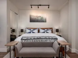 Stylish Downtown Anchorage Stay- King Bed plus Kitchen