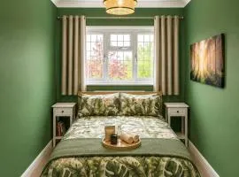 Home from Home - Shared Facilities - First Floor Room - Green Room - M25 A127 London 30 Mins Train
