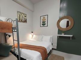 Ortigas Uptown Bonifacio CBD Hostel，位于Sampong的酒店