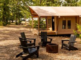 Glamping Tent, Hike, Smore Vibes，位于布兰森的酒店