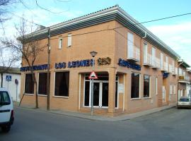 Hotel Los Leones, el más cercano a Warner，位于圣马丁德拉韦加的酒店