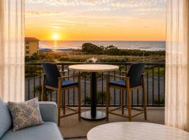 Top Floor Oceanview Luxury KING Villa - Balcony & Steps to Beach，位于希尔顿黑德岛的酒店