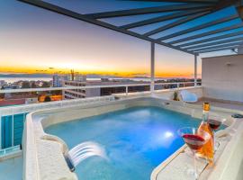 Sunset Penthouse Apartment with Jacuzzi and Seaview，位于扎达尔科洛瓦雷海滩附近的酒店