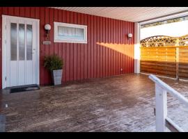 Centralt hus med AC och dubbelgarage nära stranden，位于皮特奥的酒店