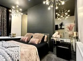 Cinema flat with bathtub in bedroom and parking, sleeps 4