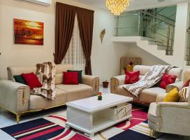 Beautiful & comfy three bedroom house with mountain views!，位于Trofwi的酒店