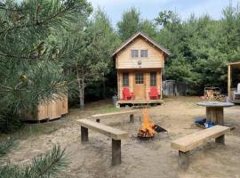 Cozy Woodland Bunkie Outdoor Shower WiFi，位于锡姆科的酒店
