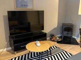 Sentralt i Raufoss-3 soverom, opptil 5 gjester, parkering og stor hage