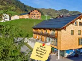 Carolines Appartement Warth - Bergblick, Terrasse, 2 Min Fußweg bis Skilift & Tiefgarage - ideal für Familien und naturverbundene Paare