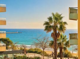 Prime Beachfront Living - Sea View, Large Balcony & Private Garage，位于波尔蒂芒的酒店