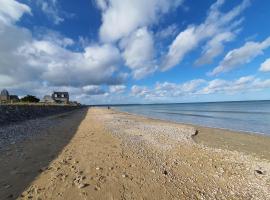 Grande maison normande, vue mer à 75 metres de la plage, équipé spa de nage，位于Quinéville的酒店