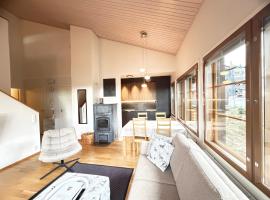 Ruka Center Chalet 3B4 - Ski-In Ski-Out - All services nearby - AC - Fireplace - Wifi - Own parking place，位于鲁卡的酒店