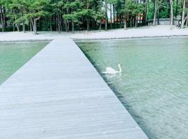 RYMLIG RENOVERAD GÄSTBOSTAD med egen ingång nära stranden i HÄLLEVIK，位于瑟尔沃斯堡的酒店