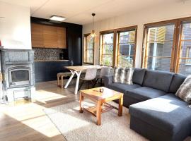 Ruka Center Chalet 3B1 - Ski-In Ski-Out - All services nearby - AC - Fireplace - Wifi - Own parking place，位于鲁卡的酒店