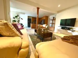 Prestige Pet friendly Private Suite with Free Parking