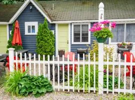 Cottage 1-2 -2 Bedroom 1 Bath End Unit with Kitchenette Private Courtyard Pet Friendly fee applies