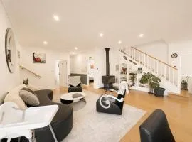 Spacious 5BR House Fireplace Garden Retreat