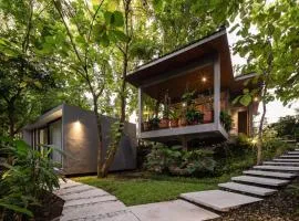 Guru Giri Forest 2BR Pool Access with Breakfast
