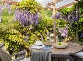 Wisteria - Swimming pool access