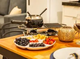 Apartamento com Café no 1º Dia, Kit Fondue e Aquecedor no Quarto a 300m da Praia para Casais