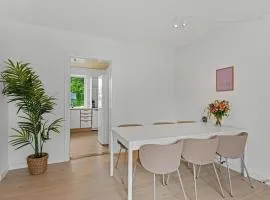 Bright and spacious 3 bedroom with balcony close to the city