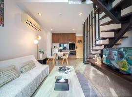 The Nine Refined duplex condo，位于拉威海滩的酒店