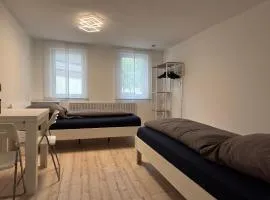 Gästehaus mit 5 separaten Schlafzimmern für 8 Personen , 24 h check in