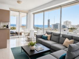 TOP RATED - PREMIUM Seaview 2-BDR-Apt in tallest building in Larnaca - 2 min Walk to Beach，位于拉纳卡的酒店