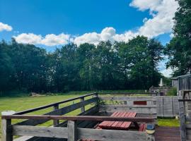Postwood Gardens Country Cabins，位于Kentisbeare的酒店
