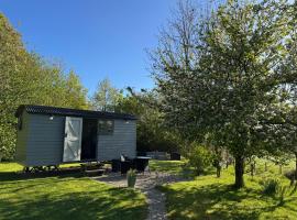 Greatwood Shepherds Hut，位于巴特尔的酒店