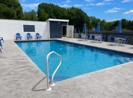 Gilford Beachfront Stay, Pool, WiFi & Parking Incl