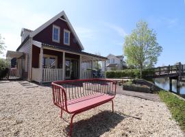 Bungalow in Zuytland Buiten with Fishing Platform，位于Simonshaven的酒店