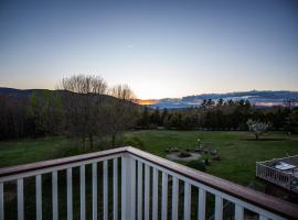 Beautiful Bridgton Apartment，位于Bridgton的酒店