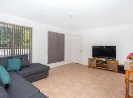 Leafy Retreat - spacious holiday home near harbour