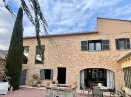 Casa familiar entre olivos, con patio y barbacoa