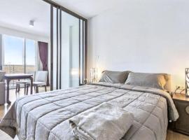 S39- 1 Bedroom Downtown Apt with Balcony and Pool，位于Bang Kapi的酒店