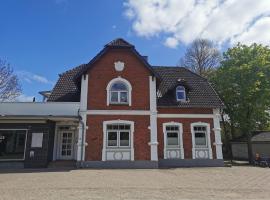 Familie Hensen - FeWo mit überdachter Terrasse im Ortskern von Tarp，位于塔尔普的酒店