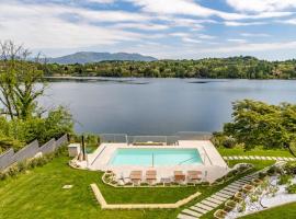 Luxury Villa, swimming pool, private beach, sleeps 8，位于Comabbio的酒店