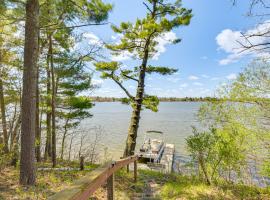 Lakefront Chetek Haven: Dock, Screened Gazebo，位于Chetek的酒店