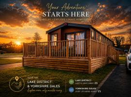 The Debonair - New Luxury Lodge, 10 mins from Lake District, Dog Friendly, Swimming Pool，位于康福斯的酒店