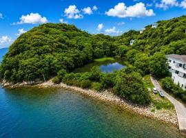 Large Beachfront Island Villa Sleeps 12 Ideal for Groups，位于Bizen的酒店