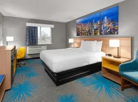 Days Inn by Wyndham Waukegan Great Lakes-Free Breakfast and Naval Base Shuttle